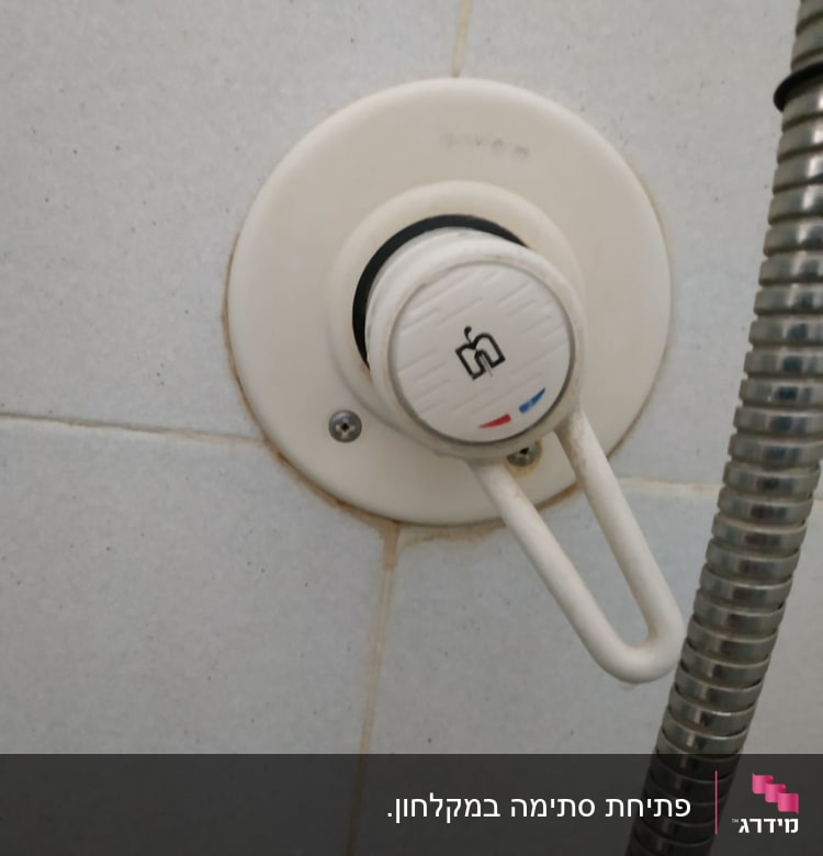 ברז מים עם ידית וכיתוב חם קר
